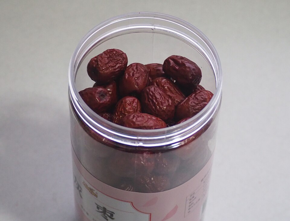 玻璃瓶內表皮皺縮的紅褐色乾燥灰棗